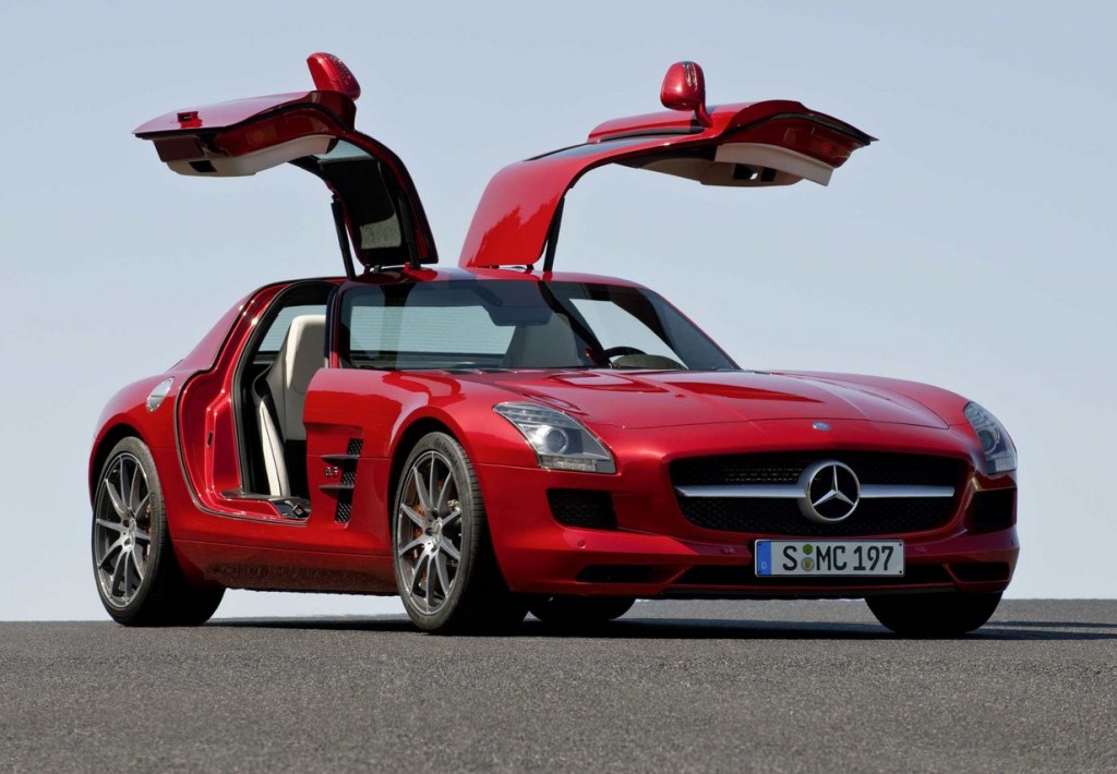 Mercedes-Benz SLS AMG gullwing debuts