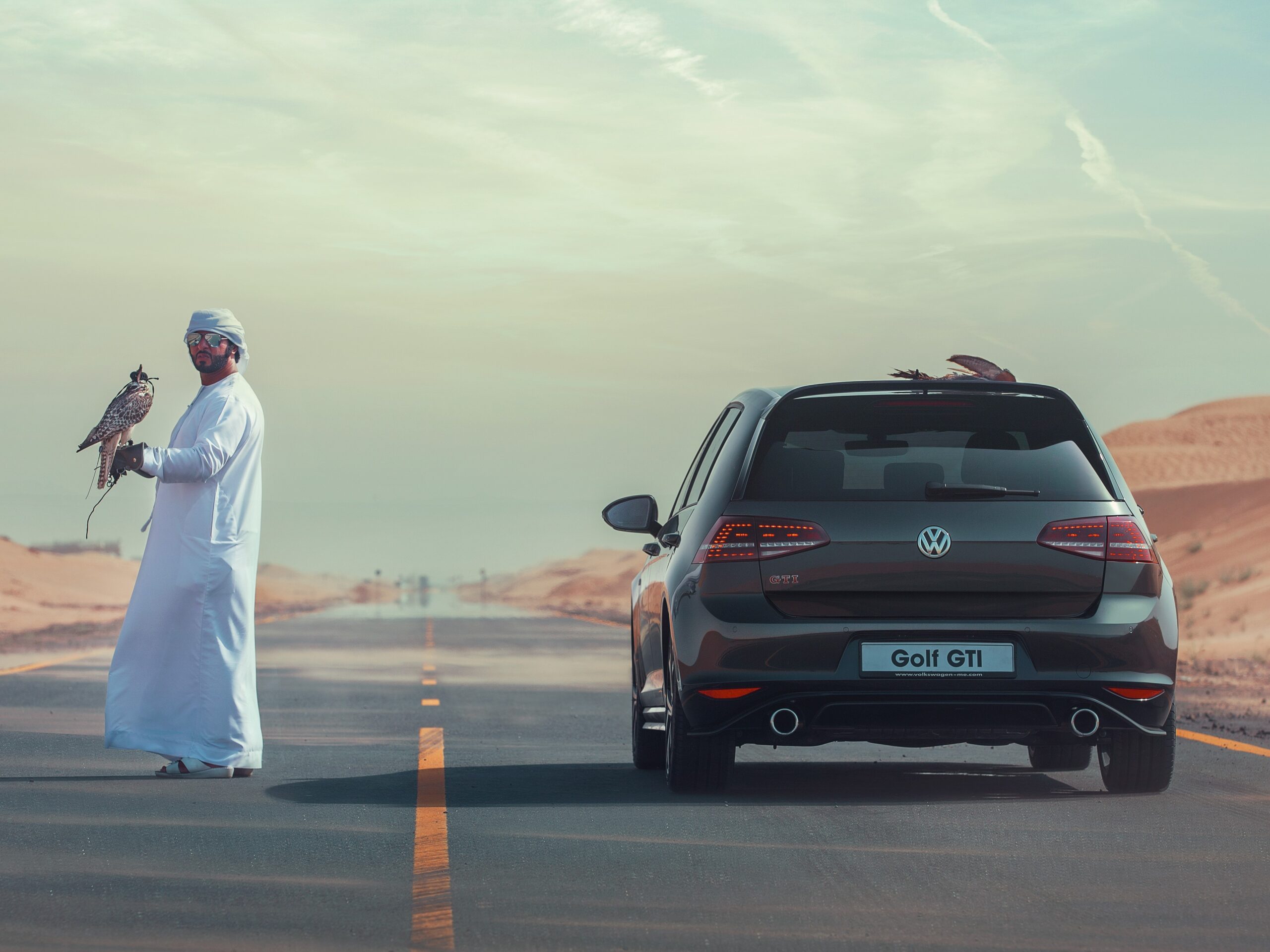 المطاردة: جولف GTI Clubsport تتحدى طائر الشاهين على لقب أيقونة الصحراء