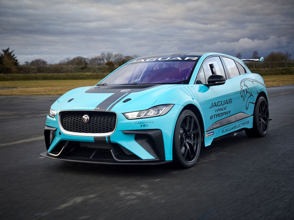 سيارة السباق جاكوار I-PACE eTROPHY تشعل الحماس في سباق برلين