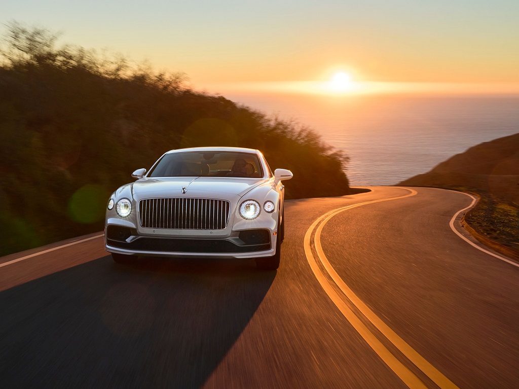 سيارة Bentley Flying Spur الهجينة تثير الإعجاب في بيفرلي هيلز